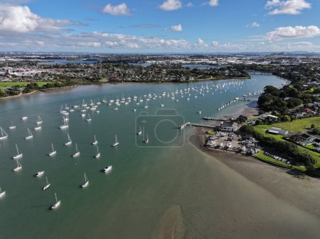 Des images de drones 4k de la rivière Tamaki à midi, parcourant le paysage de la ville. Voiliers sur amarres aligner la rivière et la marina en Nouvelle-Zélande