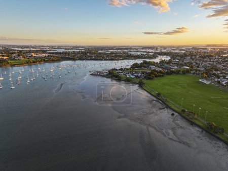 Drone de la Tamaki avec reflets nuageux au coucher du soleil. Voiliers sur amarres aligner la rivière et la marina en Nouvelle-Zélande