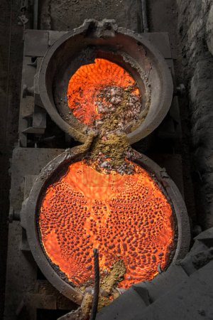 Téléchargez les photos : Réservoir avec métal liquide à l'aciérie - en image libre de droit