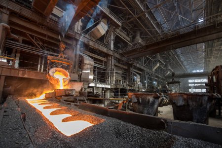 Foto de Tanque vierte metal líquido en los moldes en la fábrica de acero - Imagen libre de derechos