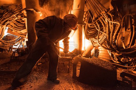 Foto de Acerero en el trabajo cerca del horno de arco - Imagen libre de derechos