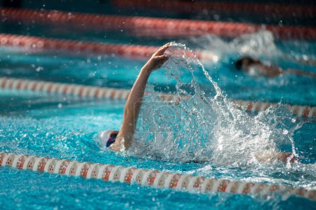Schwimmerin schwimmt Rückenschwimmen im Becken