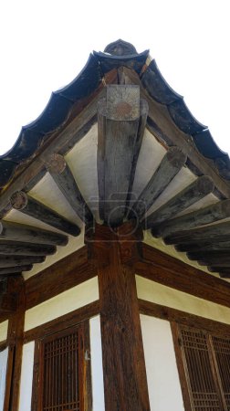 Gros plan des détails de la structure de toiture coréenne traditionnelle extérieure. Tourné depuis la vue à angle bas pendant la journée.
