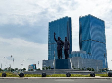 Foto de Tangerang, Indonesia - 13 de mayo de 2024: El presidente indonesio Soekarno y el vicepresidente Hatta estatua ubicada en el Distrito Central de Negocios PIK 2, Tangerang. - Imagen libre de derechos