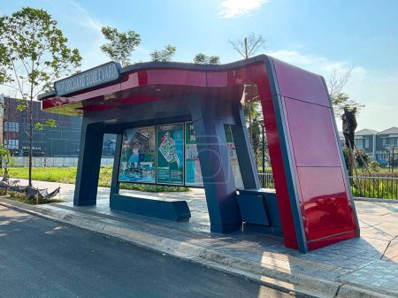 Téléchargez les photos : Jakarta, Indonésie - Mai 13, 2024 : PIK 2 arrêt de bus rouge avec un design moderne tourné pendant la journée. - en image libre de droit