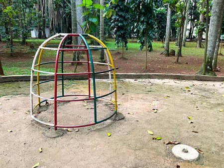 Téléchargez les photos : Équipement de gymnastique en acier coloré jungle au parc public aire de jeux. Dôme d'escalade pour enfant. - en image libre de droit