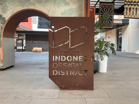 Téléchargez les photos : Tangerang, Indonésie - 13 mai 2024 : Logo du district indonésien du design (IDD) sur une plaque métallique rouillée. IDD est une zone centrale pour les amateurs de design et de mobilier située dans PIK 2. Tourné pendant la journée - en image libre de droit