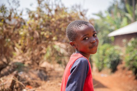 Foto de Portrait of a smiling African child in the village, photo with copy space - Imagen libre de derechos