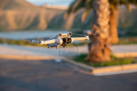 Téléchargez les photos : Tenerife, Spain, 27th January 2023: A DJI Mini 3 Pro drone in flight, DJI's new lightweight drone - en image libre de droit