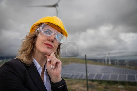 Téléchargez les photos : Portrait d'un ingénieur avec une expression réfléchie au travail dans une centrale solaire. - en image libre de droit