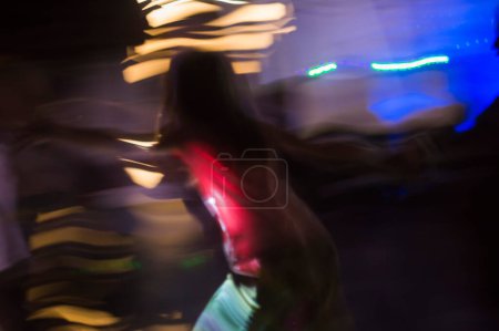 Foto de Silueta abstracta chica desconocida corriendo en danza redonda - Imagen libre de derechos