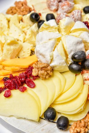 Téléchargez les photos : Cheese set wth olives and nut delicious foo - en image libre de droit