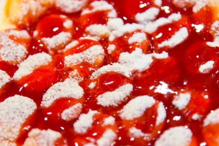 Dessert Gaufre à la confiture de fraises et sucre en poudre vue rapprochée, fond alimentaire.