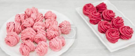 Foto de Muchos malvaviscos rojos y rosados cocidos yacen en el plato - Imagen libre de derechos