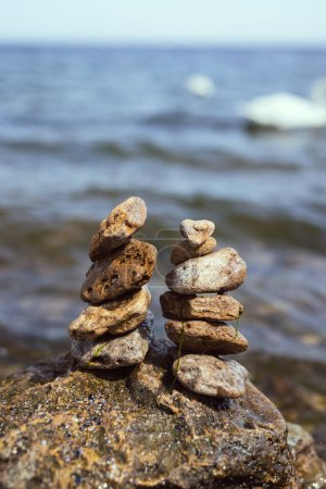 Foto de Montón de piedras equilibrándose en la playa del mar - Imagen libre de derechos