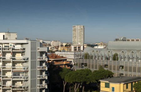 Téléchargez les photos : Rimini skyline avec son gratte-ciel - en image libre de droit