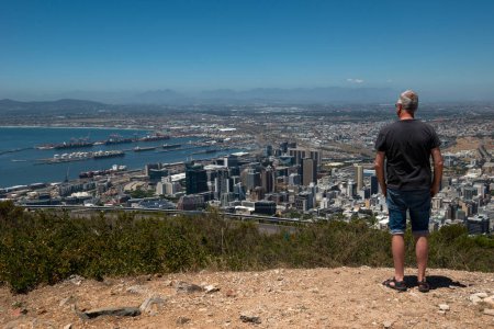 Téléchargez les photos : L'homme regarde Cape Town vue panoramique - en image libre de droit