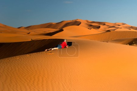 Téléchargez les photos : Travail à distance depuis le désert marocain - en image libre de droit