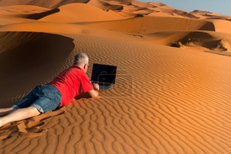 Téléchargez les photos : Travail à distance depuis le désert marocain - en image libre de droit