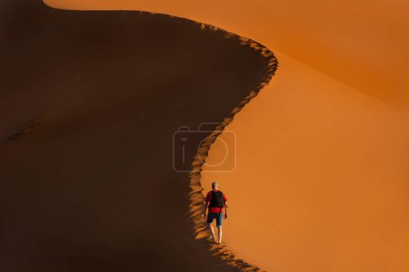 Téléchargez les photos : Escalade d'une dune au Maroc - en image libre de droit