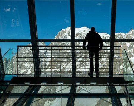 Téléchargez les photos : Homme au sommet Helbronner, Mont Blanc Italie - en image libre de droit