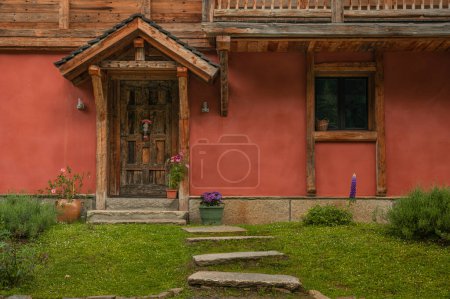 Téléchargez les photos : Chalet de façade typique sur les Alpes de la Vallée d'Aoste - en image libre de droit
