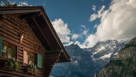 Téléchargez les photos : Chalet alpin avec vue Courmayeur, Italie - en image libre de droit