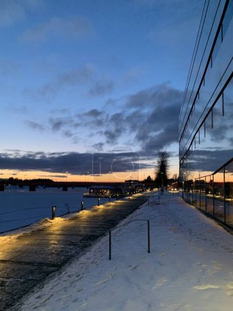 Foto de Cielo de invierno con vistas al río nevado en Vaven Umea - Imagen libre de derechos