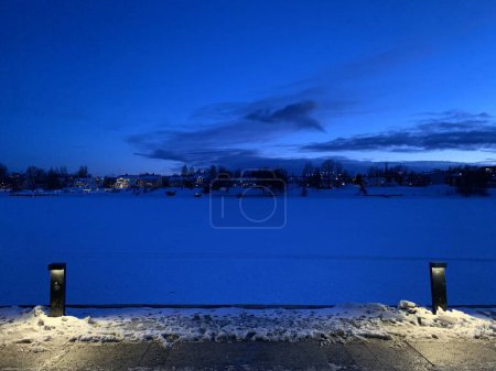 Foto de Cielo de invierno con vistas al río nevado - Imagen libre de derechos