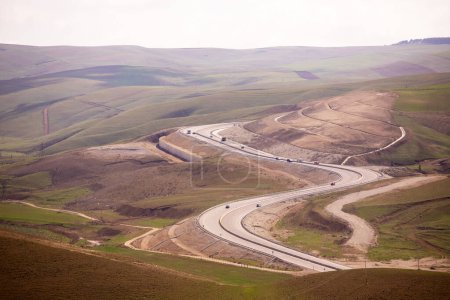 Foto de Shemakha. Azerbaiyán. 03.26.2021. Nuevo camino sinuoso Shemakha entre las colinas. - Imagen libre de derechos