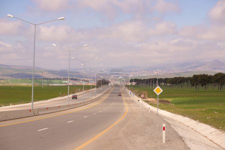 Téléchargez les photos : La ville Shamakhi. Azerbaïdjan. 03.26.2021. La route menant à la ville de Shamakhi. - en image libre de droit