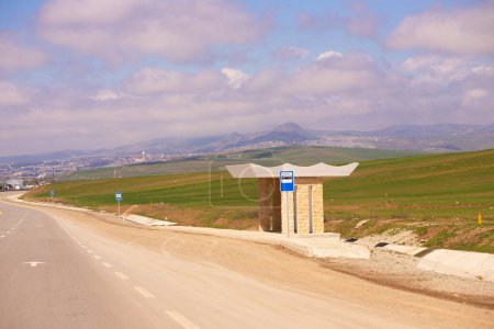 Téléchargez les photos : La ville Shamakhi. Azerbaïdjan. 03.26.2021. Arrêt de bus à la périphérie de la ville. - en image libre de droit