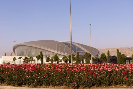 Foto de Bakú. Azerbaiyán. 05.27.2021. Hermosas rosas en el palacio de deportes acuáticos. - Imagen libre de derechos