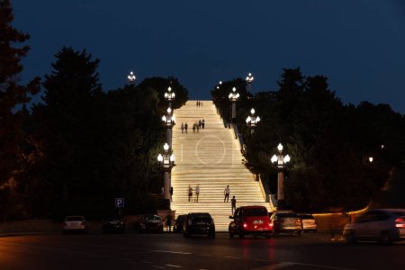 Téléchargez les photos : Bakou. Azerbaïdjan. 06.26.2021. Les gens marchent le long des escaliers éclairés menant au parc des hautes terres. - en image libre de droit