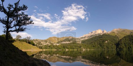 Un hermoso lago en lo alto de las montañas. Ganja. Azerbaiyán.