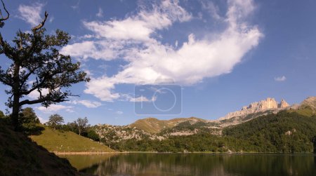 Una hermosa montaña grande con lagos en Ganja. Kyapaz. Azerbaiyán.