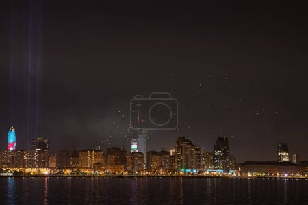 Foto de Bakú. Azerbaiyán. 09.27.2021. Día del Recuerdo. Lanzar muchas linternas en el cielo. - Imagen libre de derechos