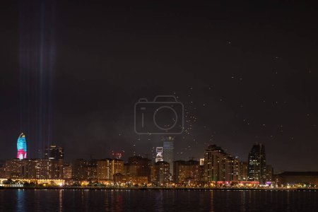 Foto de Bakú. Azerbaiyán. 09.27.2021. Día del Recuerdo. Lanzar muchas linternas en el cielo. - Imagen libre de derechos