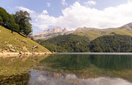 Un hermoso lago en lo alto de las montañas. Ganja. Azerbaiyán.