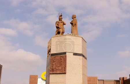 Téléchargez les photos : Ganja city. Azerbaïdjan. 10.16.2021. Personnages dans le parc du célèbre poète Nizami Ganjavi dans le centre-ville. - en image libre de droit