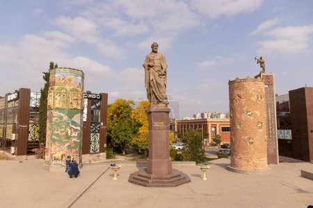 Téléchargez les photos : Ganja city. Azerbaïdjan. 10.16.2021. Parc au célèbre poète Nizami Ganjavi dans le centre de la ville. - en image libre de droit