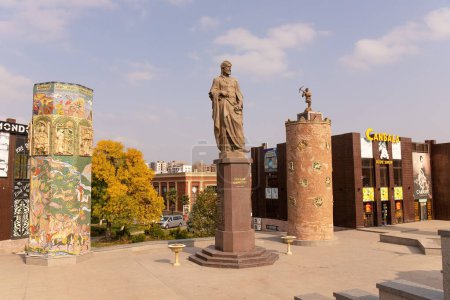 Téléchargez les photos : Ganja city. Azerbaïdjan. 10.16.2021. Parc au célèbre poète Nizami Ganjavi dans le centre de la ville. - en image libre de droit