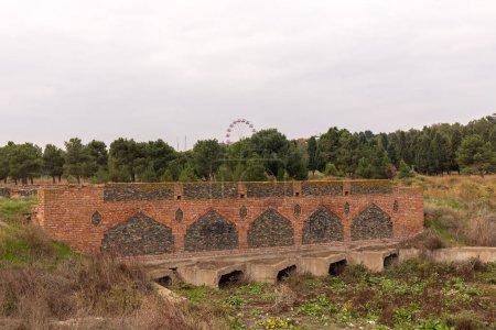 El viejo puente en el parque Heydar Aliyev en el centro de la ciudad. Ciudad. Ganja. Azerbaiyán.