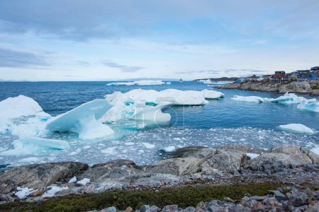 Téléchargez les photos : Icebergs dans les eaux près d'Illulisat, Groenland vu d'une partie de la route de randonnée jaune près du Icefjord. - en image libre de droit