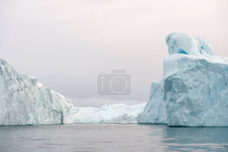 Téléchargez les photos : L'icefjord d'Illulisat, au Groenland, porte son nom, rempli d'énormes blocs de glace. - en image libre de droit