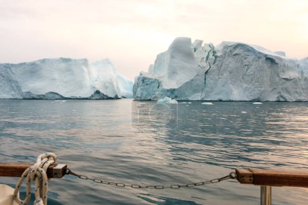 Téléchargez les photos : Voile autour des massives plaques de glace et des icebergs du glacier d'Illulisat, Groenland. - en image libre de droit