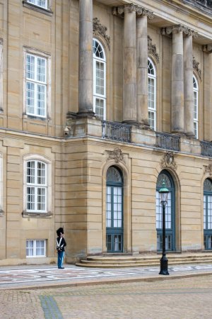 Foto de Copenhague, Dinamarca Octubre 03, 2023 - Impresionante arquitectura del Palacio de Amalienborg de Copenhague con guardia solitaria en traje ceremonial. - Imagen libre de derechos