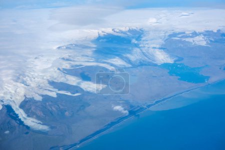 Glaciares de la capa de hielo de Vatnajokull en Islandia y el lago glacial de Jokulsarlon salpicado de icebergs del avión que llega a tierra en Keflavik