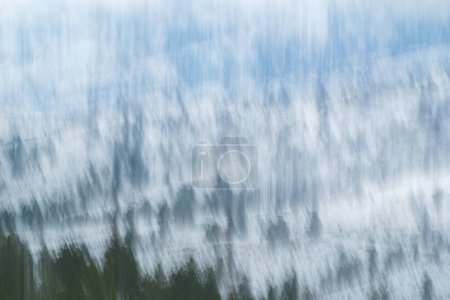 Foto de Movimiento intencional de cámara (ICM) de bosque escaso y suelo cubierto de nieve ha creado una combinación nebulosa y onírica de los dos. - Imagen libre de derechos
