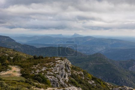 Foto de Threatening sky over the Pic Saint-Loup and the Hortus in Hrault from the top of Mont Saint-Baudille - Imagen libre de derechos